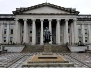 U.S._Treasury_Building_and_Albert_Gallatin_Statue